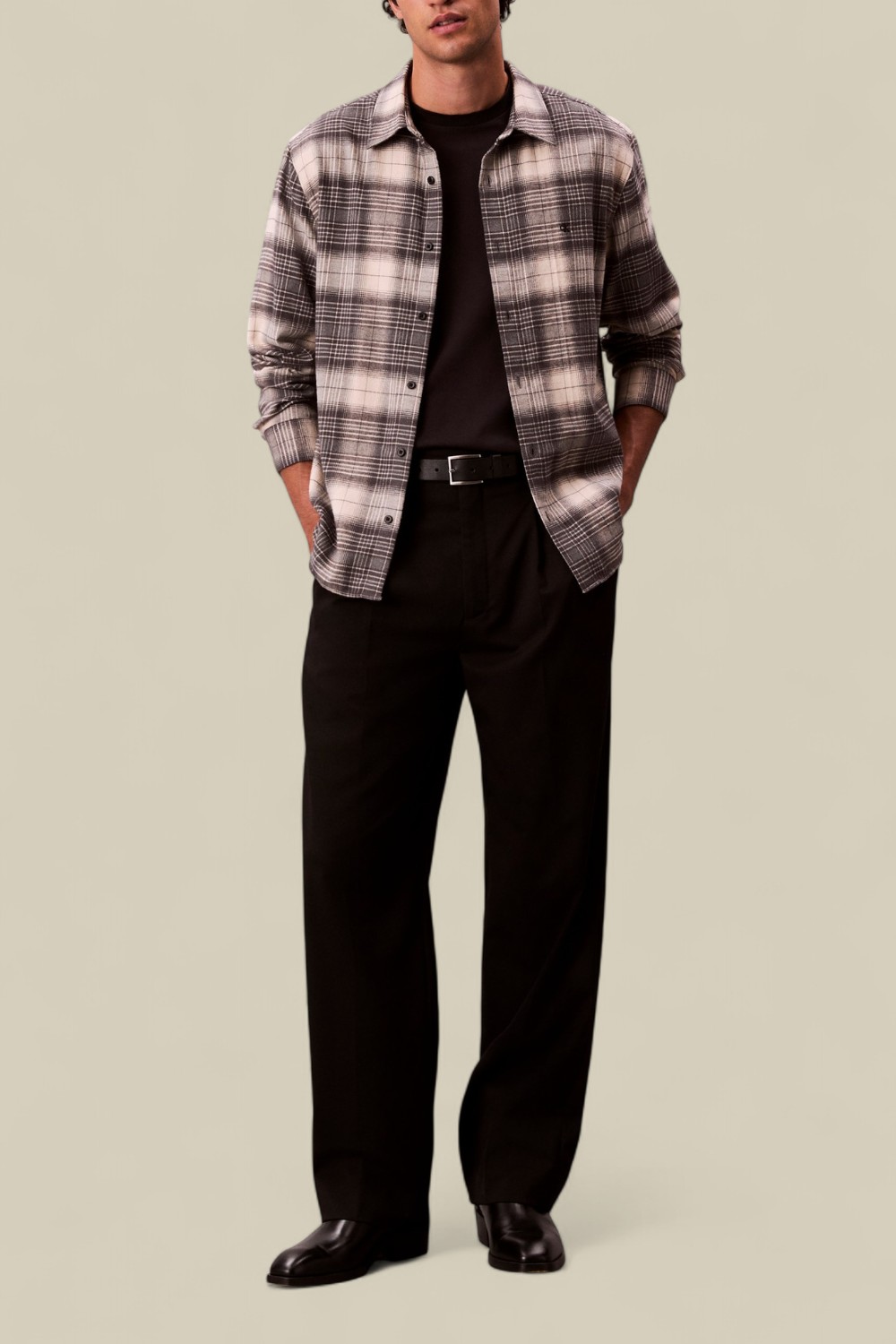 תמונת כל הלוק של חולצת כפתורים פלאנל